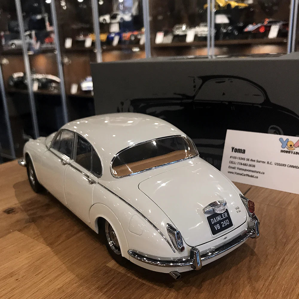 Paragon 1:18 Daimler 250 V8 1967 O.E. White PA-98313